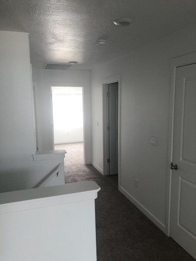 Building Photo - Comfortable and Spacious 4-Bedroom Townhome in Cedar City!