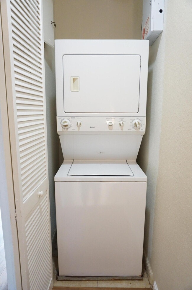 Building Photo - 883 Millbrae Ct