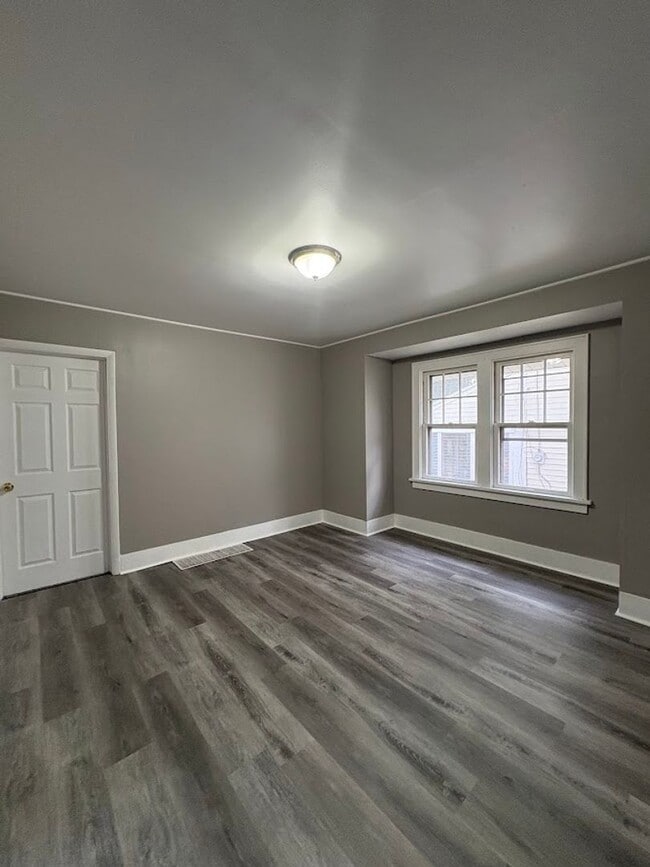 Building Photo - Large 4 bedrooms 1 full bathroom home for rent