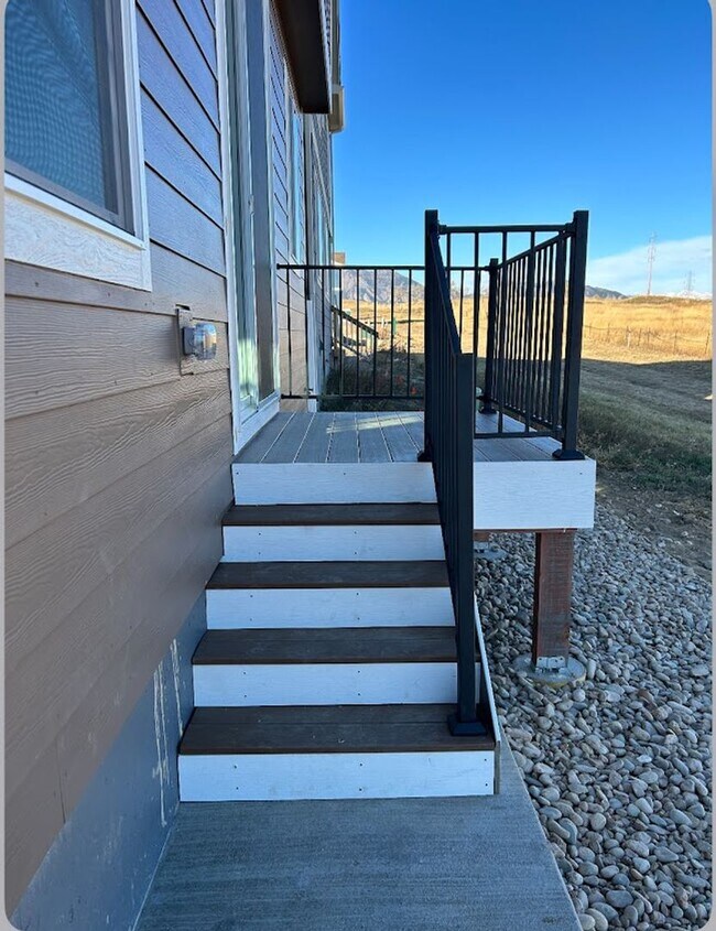 Building Photo - Beautiful Modern 4 Bedroom Home in Superior