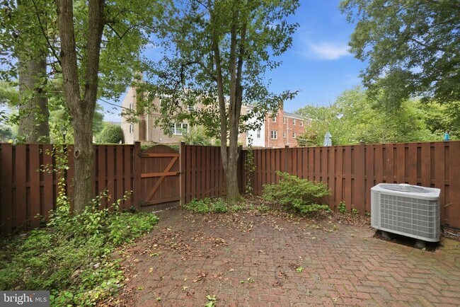 Building Photo - 6924 Mclean Park Manor Ct
