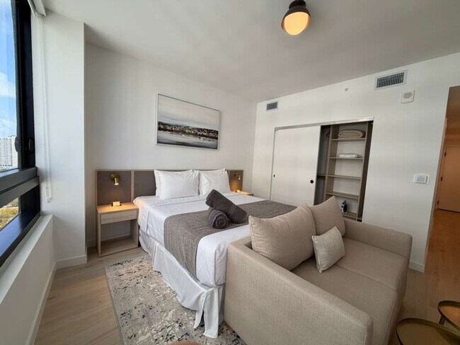 Building Photo - 225 N Miami Ave