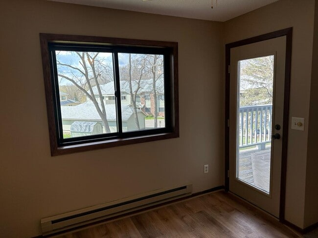 Building Photo - Awesome 2 BR/1 BA Condo in a Great St. Paul Neighborhood!