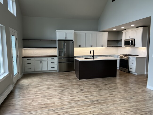 Building Photo - 3151 N Edgewater Dr
