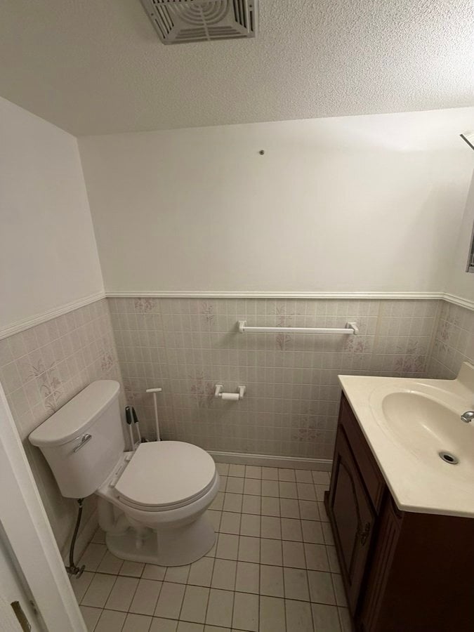 Building Photo - 136 Canterbury Ln