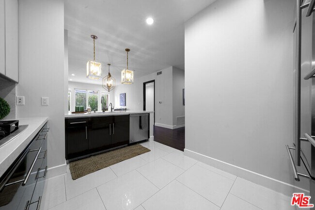 Building Photo - 1318 S Roxbury Dr