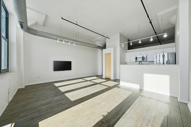 Building Photo - 1224 W Van Buren St