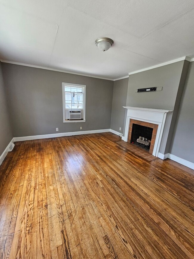 Building Photo - 2 BR off Nathan Hunt