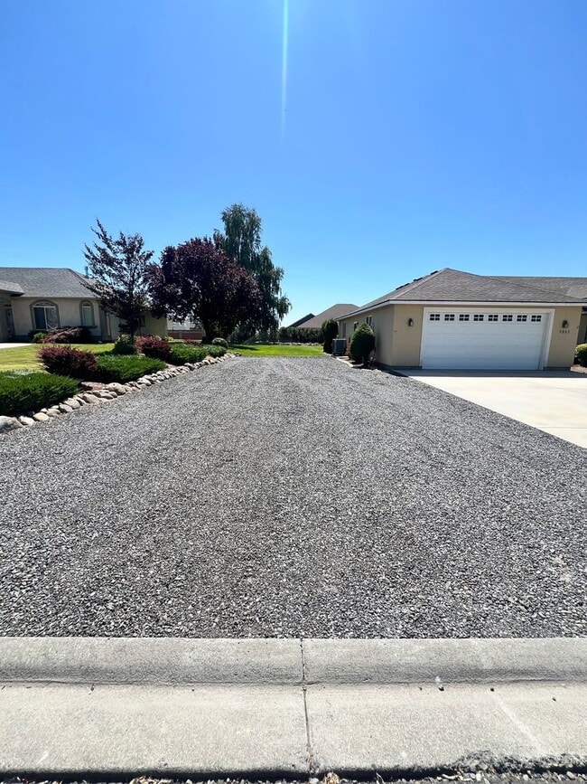Building Photo - Well Maintained Home in Pelican Point Comm...