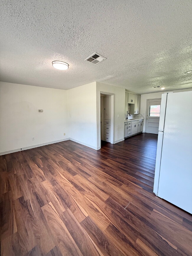 Building Photo - Bright & Spacious 3BR with Large Yard – Gr...