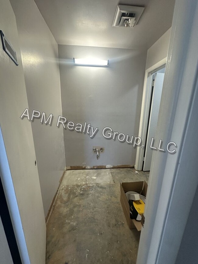 Building Photo - Commercial Space available! Six months FRE...