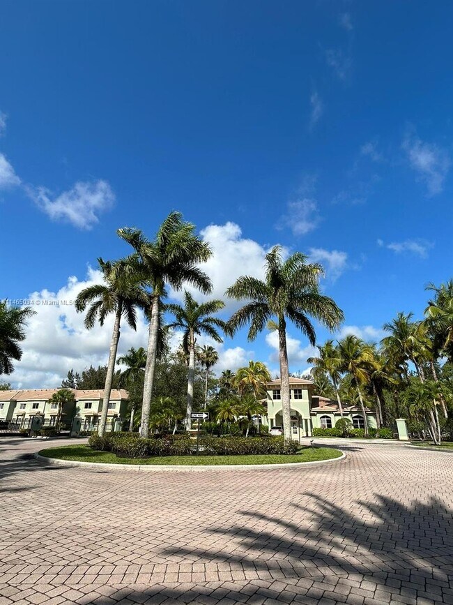 Building Photo - 280 Crestwood Cir