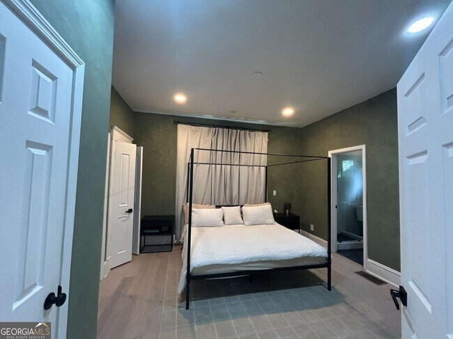 Building Photo - 1701 Lanier Dr SW