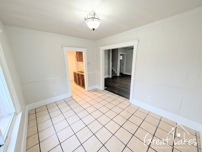 Building Photo - $200 OFF FIRST MONTH'S RENT - Lovely 3 Bed...