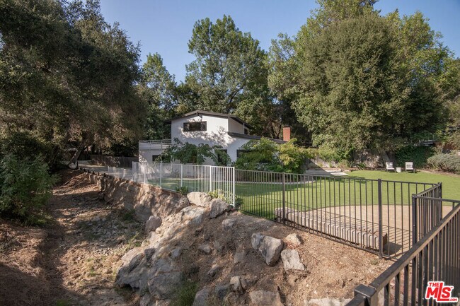Building Photo - 1380 Old Topanga Canyon Rd