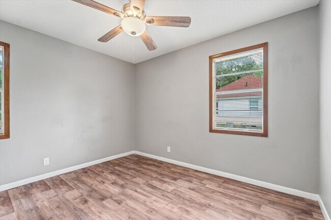Building Photo - 3 Bedroom Home Across from JHS