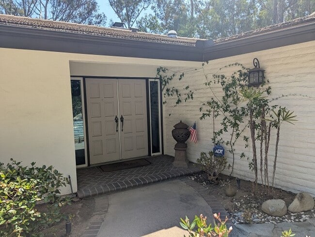 Building Photo - 3 Bed - 2 Bath House with Solar & Mountain...