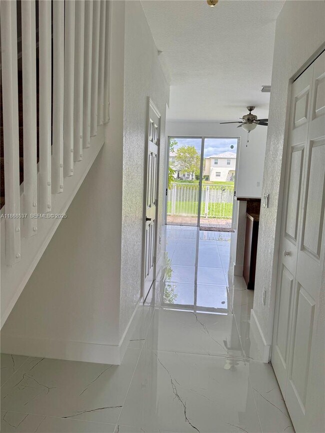 Building Photo - 2853 SE 1st Dr