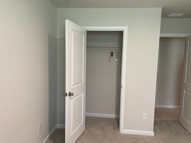Building Photo - 3 Bedroom 2.5 Bathroom Town House in Middl...