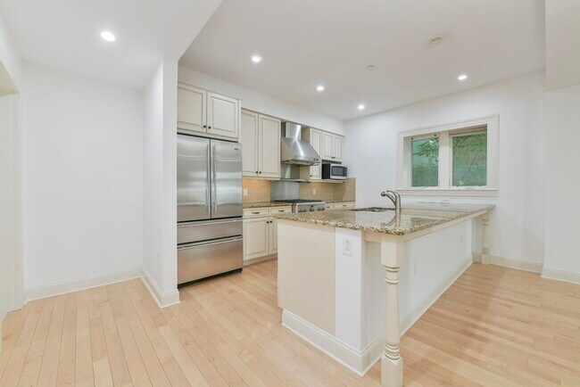 Building Photo - 201 Freeman St