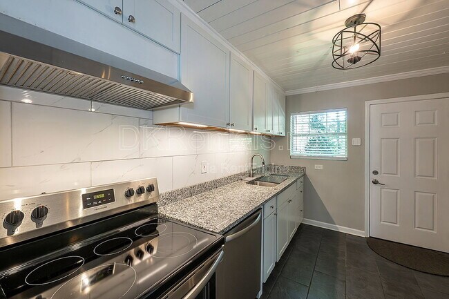 Building Photo - 2874 Blount St
