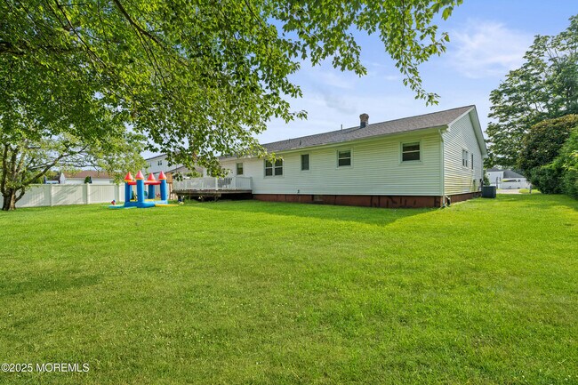 Building Photo - 14 Darien Dr