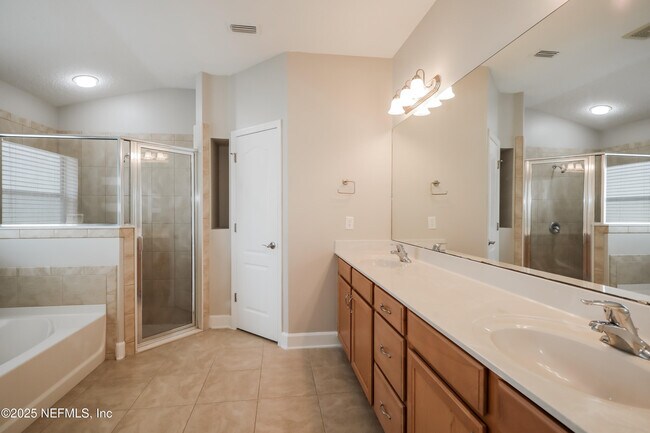 Building Photo - 125 Linda Lake Ln