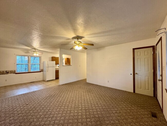 Building Photo - 3 Bedroom 1 Bath Home in Meadow Heights