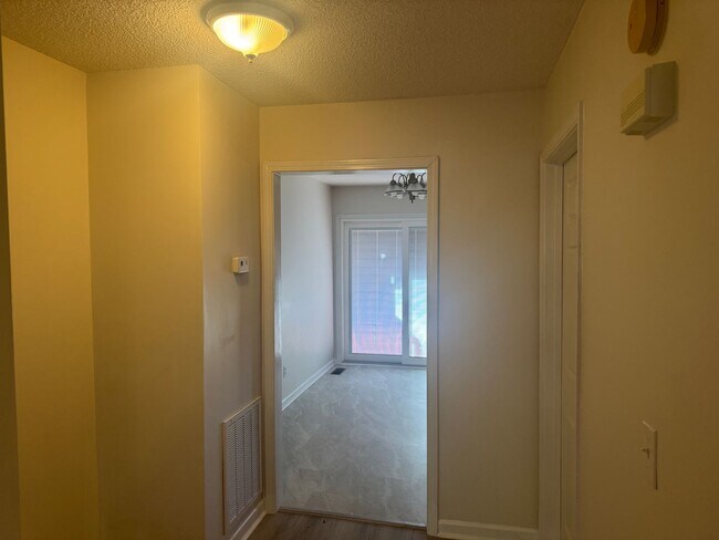 Building Photo - Updated Townhouse In Hunter Hills