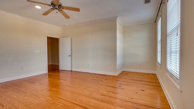 Building Photo - 407 E Hull St