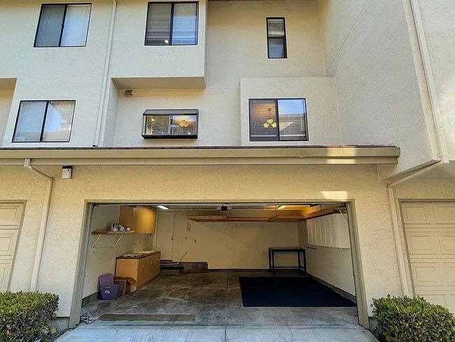 Building Photo - "Charming 2-Bed, 2-Bath Retreat in the Heart of Santa Clara!"