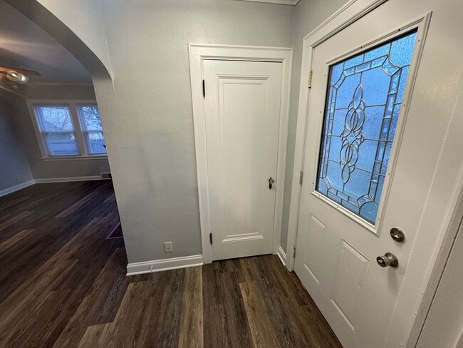 Building Photo - 3 bedroom, 2 bath House with 2 car detached garage