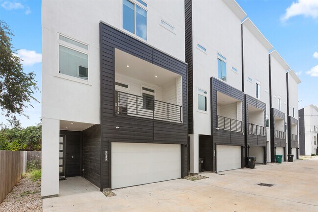 Primary Photo - 500 Schweikhardt St