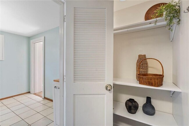 Building Photo - 2451 Warwick Cir NE