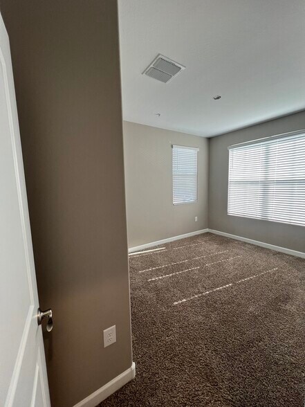 Building Photo - 1255 N Arizona Ave