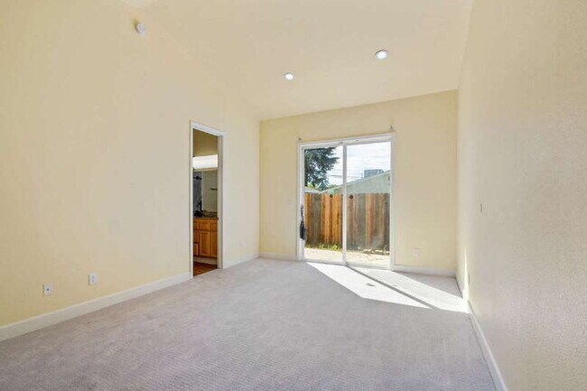 Building Photo - 2621 Mysin Way