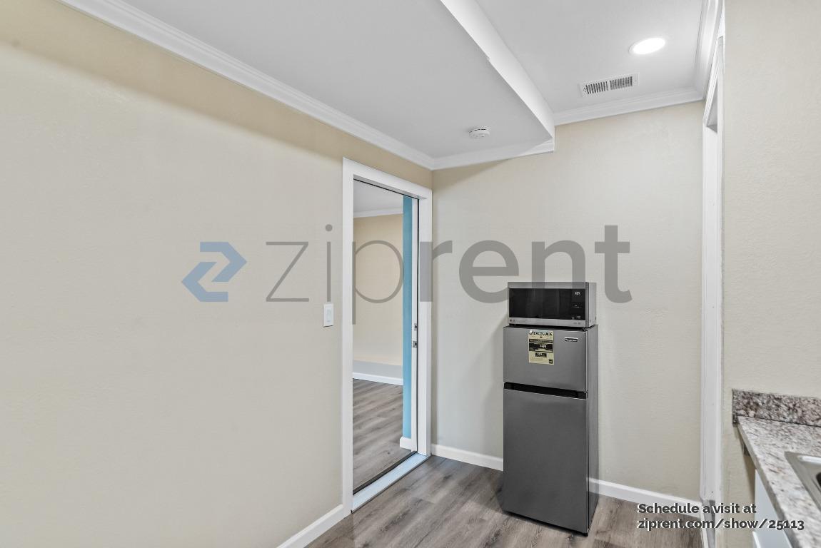 Building Photo - Unit C