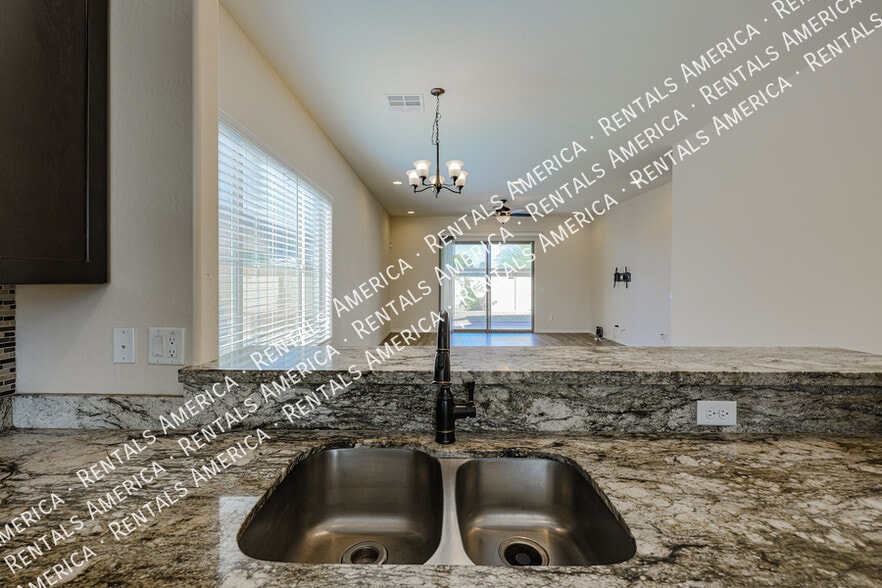 Building Photo - 2322 W Sierra Vista Dr