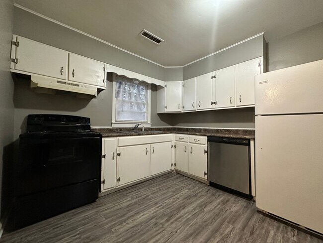 Building Photo - Spacious 4-Bedroom, 2-Bath Home in Quiet C...