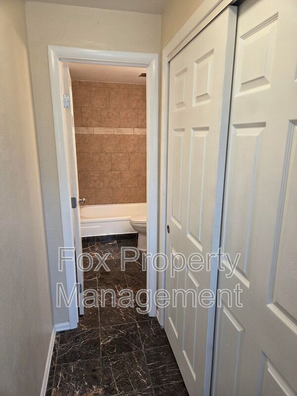 Building Photo - 710 W Cleveland Cir