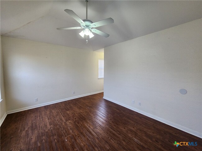 Building Photo - 249 Glenbrook Dr