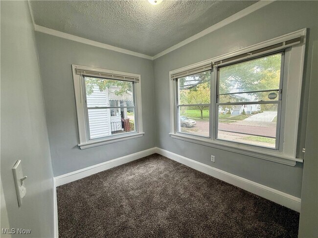 Building Photo - 810 Thayer St