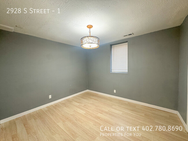 Building Photo - 3 bed 1 bath duplex with garage!