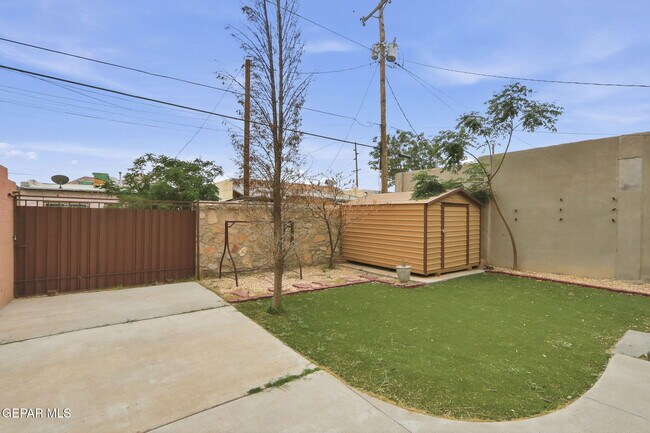 Building Photo - 1310 E San Antonio Ave