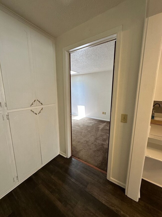 Building Photo - 4 Bed, 2 Bath house w/1 car garage