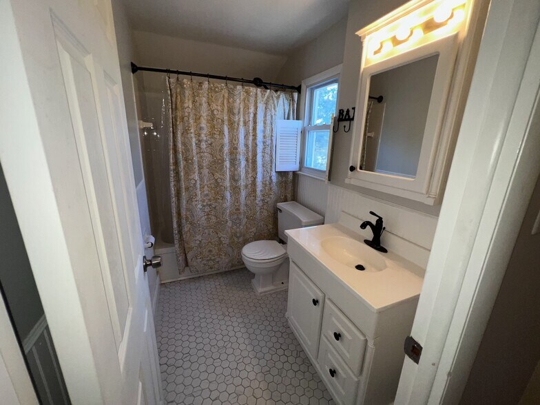 Building Photo - 918 Rockwell Rd