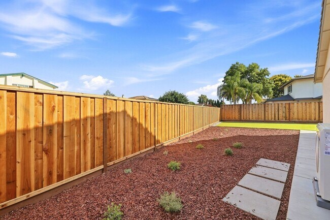 Building Photo - 560 Glenburry Way