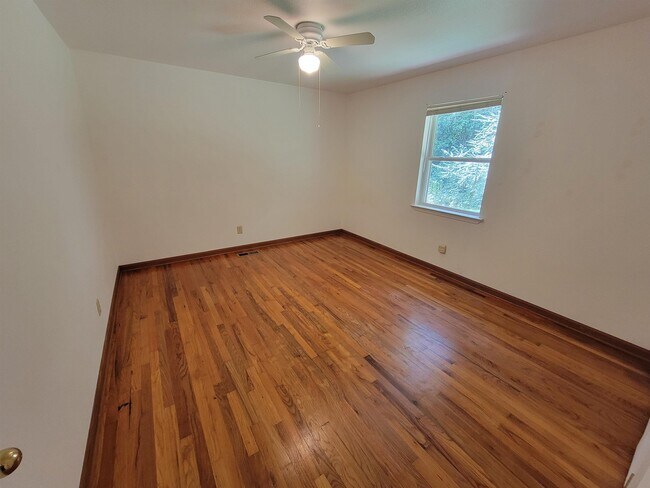 Building Photo - 1526 Highland Dr