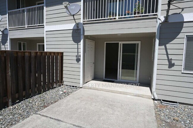 Building Photo - 2 bed 1 bath, bottom floor apartment in Port Angeles, close to Peninsula College and the Olympic ...