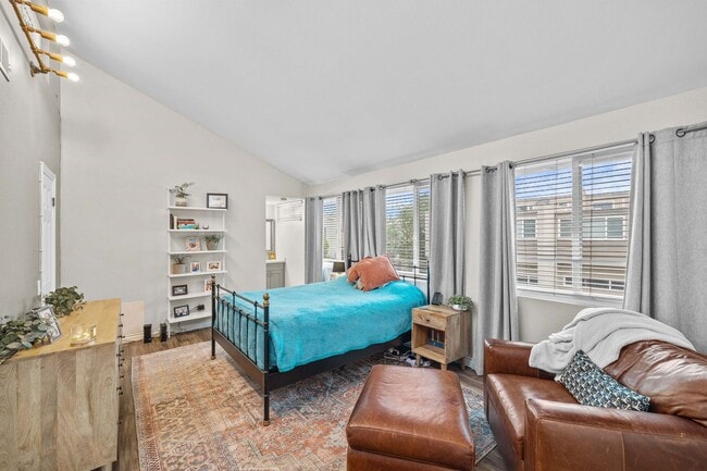 Building Photo - Large townhome in Huntington Beach!
